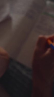 Yatağın üzerindeki genç kadın bir deftere yazıyor. Kamera açılır. Dikey, Sosyal Ortam.