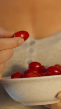 Genç kadın köpek ağacını deniyor ve asitten ürküyor. Yakın plan. Dikey, Sosyal Ortam.