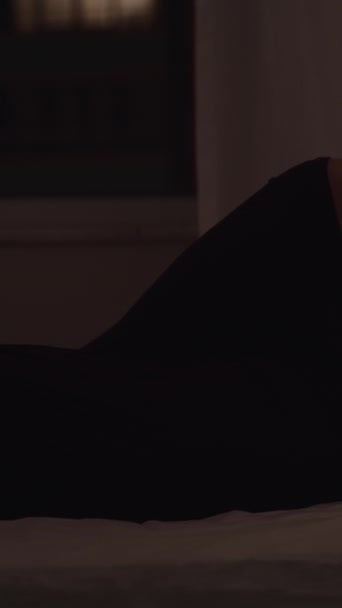 Ночью Молодая Женщина Лежит Постели Напротив Окна Играет Телефону Вертикаль — стоковое видео