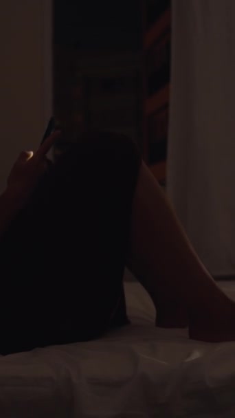 여자는 침대에 그녀의 전화를 바람이 커튼을 미디어 — 비디오