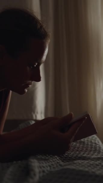 Νύχτα Νεαρή Γυναίκα Κείτεται Στην Άκρη Του Κρεβατιού Και Κοιτάζει — Αρχείο Βίντεο