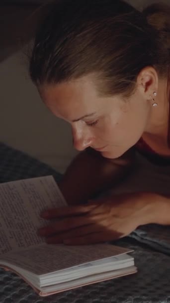 Ночью Молодая Женщина Лежит Краю Кровати Смотрит Блокнот Вид Сверху — стоковое видео