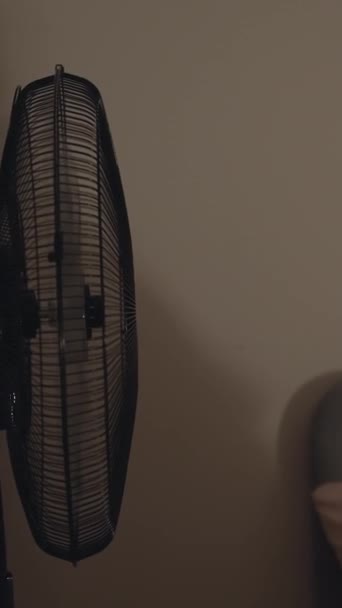 Ночью Молодая Женщина Сидит Кровати Напротив Вентилятора Волосы Распухают Вертикально — стоковое видео
