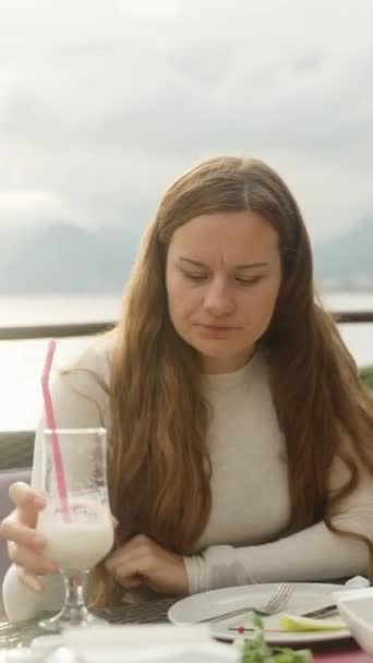 Młoda Kobieta Pije Koktajl Restauracji Nad Morzem Słońce Jest Nią — Wideo stockowe