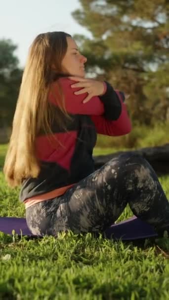 Fitness Lawn Woods Dawn Young Woman Kneads Her Hands Yoga — Stock Video