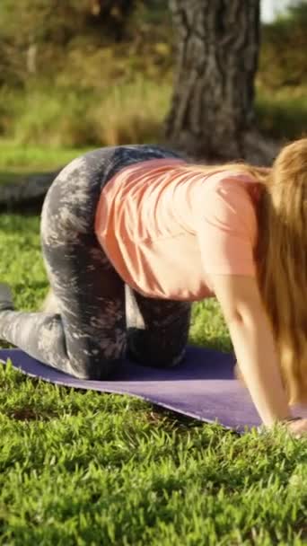 Yoga Dersleri Şafakta Ormanda Yeşil Çimlerin Üzerinde Köpek Pozisyonunda Genç — Stok video
