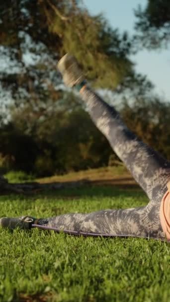 Νεαρή Γυναίκα Κάνει Σπορ Ένα Στρώμα Γυμναστικής Στο Δάσος Την — Αρχείο Βίντεο