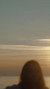 Sebze karışımı. Sulu ve sağlıklı yiyecekler. Karnabahar, brokoli, mısır. Yana doğru hareket ediyor..