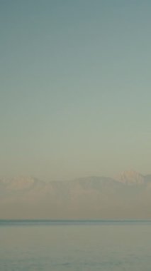 Sabahın erken saatlerinde, dağlardan indim ve meditasyon yapan genç bir kadının yanına gittim. Dikey video Sosyal Ortamı.