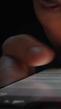 Tüm Hayat Akıllı Telefonun içindedir. Bir Adam Sosyal Ağ 'daki videolara iki parmağıyla hızlıca göz atıyor. Dikey video Sosyal Ortamı.