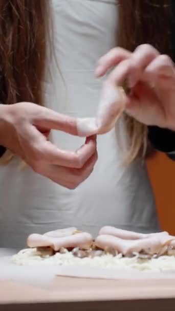 若い女性は自家製のピザを作り チーズ キノコ ハムを満たしています 垂直ビデオ ソーシャルメディア — ストック動画