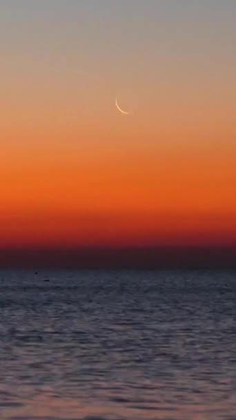 Amanecer Rojo Sobre Mar Luna Apenas Perceptible Sol Aparece Fuera — Vídeos de Stock