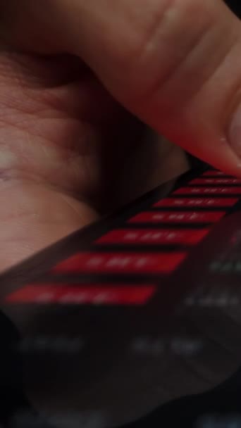 Bir Adam Telefonundaki Borsada Kripto Para Birimlerini Karıştırıyor Hatlar Kırmızı — Stok video