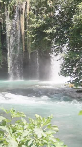 Cachoeira Flui Para Rio Montanha Sol Ilumina Água Azul Turquesa — Vídeo de Stock