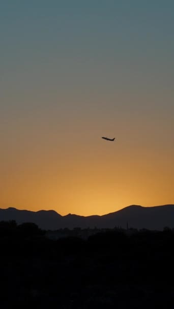 Das Flugzeug Hebt Bei Sonnenuntergang Orangefarbener Himmel Sonne Hinter Dem — Stockvideo