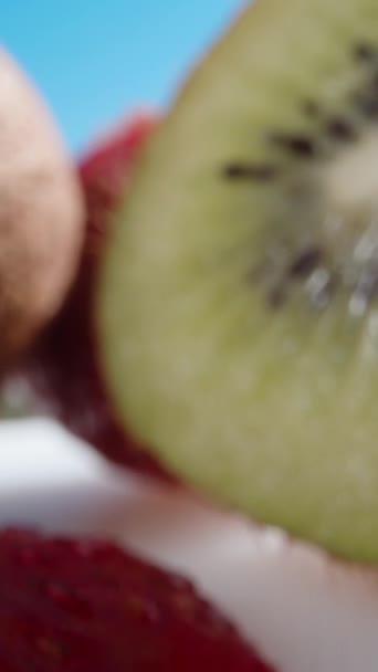 Rode Groene Gelei Met Daarin Kiwi Aardbeienstukjes Aardbeien Kiwi Liggen — Stockvideo