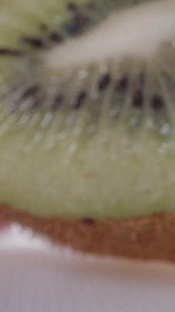 Gelatina Rossa Verde Con Kiwi Pezzi Fragola All Interno Mangio — Video Stock