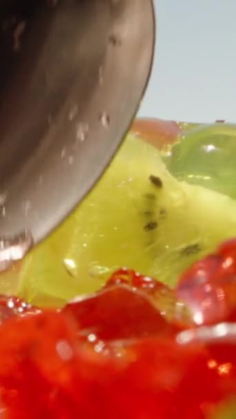 红色和绿色的果冻混合在蓝天的背景下 垂直的 社交媒体 — 图库视频影像
