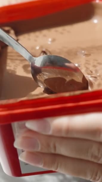 Ein Mädchen Isst Schokoladencreme Aus Einem Großen Roten Glas Großaufnahme — Stockvideo