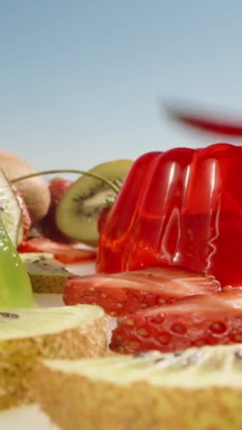 Gelatina Rossa Verde Con Pezzi Kiwi Ciliegia Busso Con Cucchiaio — Video Stock