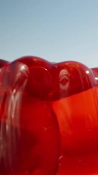 Piros Lekvár Cseresznyével Megütöm Lekvárt Egy Kanállal Rázkódik Közelről Függőleges — Stock videók