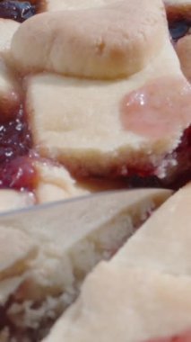 Kiraz reçelli turta. Masadaki bıçakla kesiyorum. Reçel masadan aşağı akıyor. Dikey, Sosyal Ortam