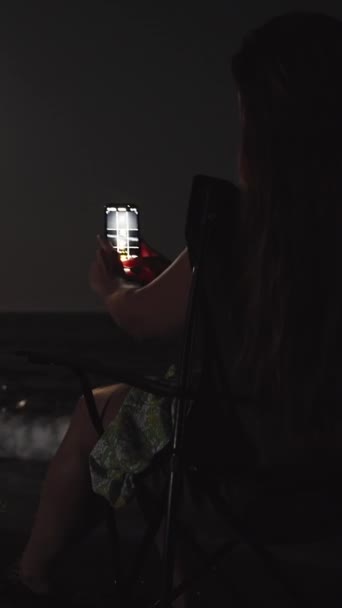Молодая Женщина Сидит Стуле Моря Берегу Фотографирует Прекрасный Вид Своего — стоковое видео