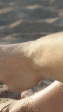 Plajdaki genç bir kadın plastik bir kutudan kirazları çıkarıp yemek yiyor. Dikey, Sosyal Ortam