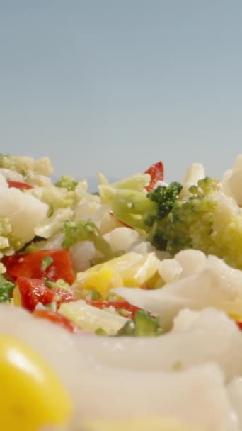 Blandning Grönsaker Saftig Hälsosam Mat Blomkål Broccoli Majs Rörelse Sidan — Stockvideo
