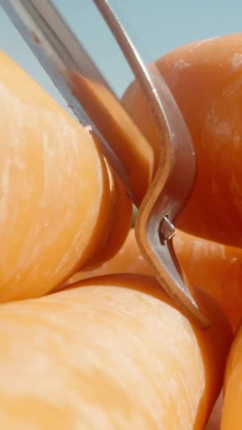 Ωμά Φρέσκα Καρότα Ξεφλουδίζω Ένα Μαχαίρι Λαχανικών Στον Γαλάζιο Ουρανό — Αρχείο Βίντεο