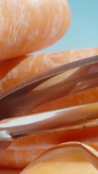 Ωμά Φρέσκα Καρότα Ξεφλουδίζω Ένα Μαχαίρι Λαχανικών Στον Γαλάζιο Ουρανό — Αρχείο Βίντεο