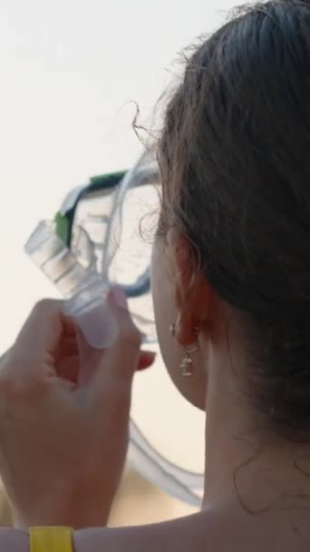 Eine Junge Frau Probiert Gegen Den Abendhimmel Eine Tauchermaske Vertikal — Stockvideo