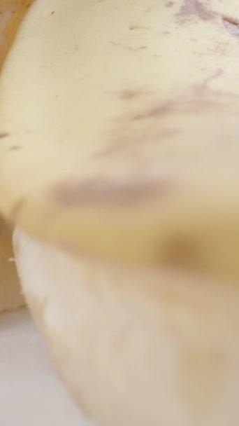 Κόβω Φέτες Μπανάνας Ενώ Κάμερα Διασχίζει Τραπέζι Κοντινό Πλάνο Dolly — Αρχείο Βίντεο