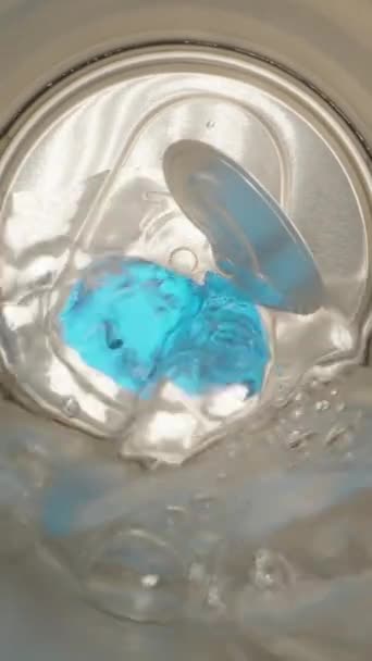 Metal Kavanozdan Bir Manzara Kavanozdaki Bir Kamera Bardağa Döküldüğünde Süper — Stok video
