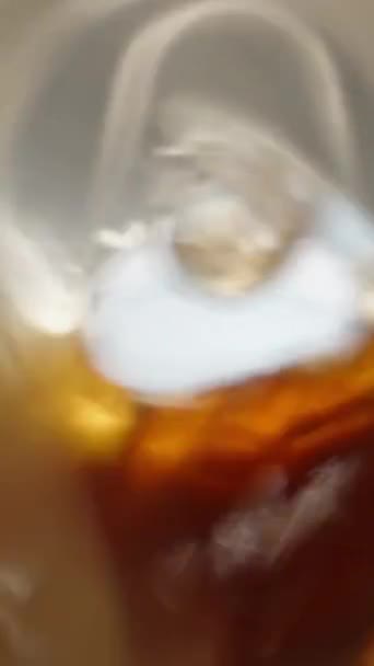 Pohled Plechovky Kolou Cola Nalévání Sklenice Ledem Vertikální Sociální Média — Stock video