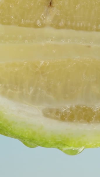 Eine Halbe Grüne Zitrone Vor Blauem Himmel Wassertropfen Fließen Hinunter — Stockvideo