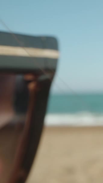 Ung Kvinna Med Glasögon Stranden Tittar Havet Sand Stora Vågor — Stockvideo
