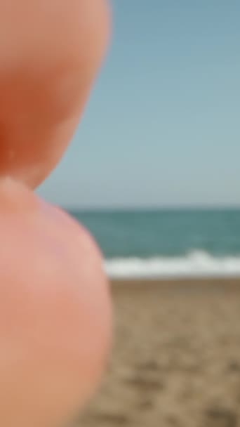 Молодая Женщина Пляже Пьет Воду Фоне Моря Слайдер Долли Вертикали — стоковое видео