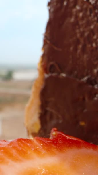 阳光明媚的早晨 在露天的阳台上吃早餐 巧克力面包 草莓和香蕉三明治 多莉垂直 社交媒体 — 图库视频影像