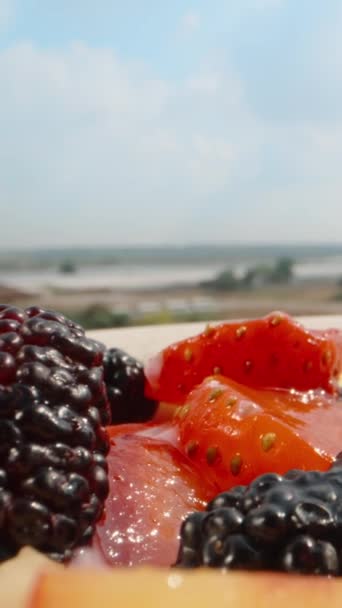 Śniadanie Pod Gołym Niebem Balkonie Słoneczny Poranek Talerz Owocami Jogurtem — Wideo stockowe