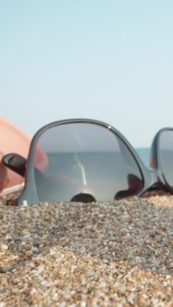 Věci Pláži Moře Růžovými Žabkami Slunečními Brýlemi Červeným Jablkem Dolly — Stock video