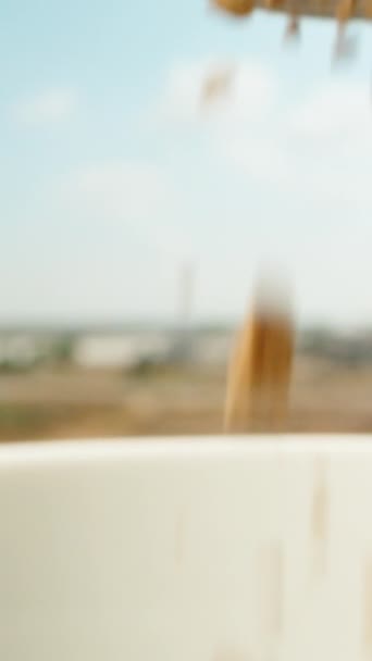 真っ青な空に白いマグカップにインスタントコーヒーを振りかける ドリースライダー極端なクローズアップ ラオワ プローブ スローモ — ストック動画