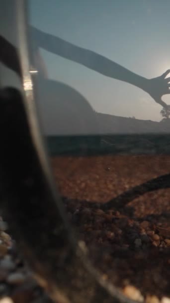 Γυαλιά Ηλίου Βρίσκονται Στην Άμμο Στο Φόντο Της Θάλασσας Χέρι — Αρχείο Βίντεο