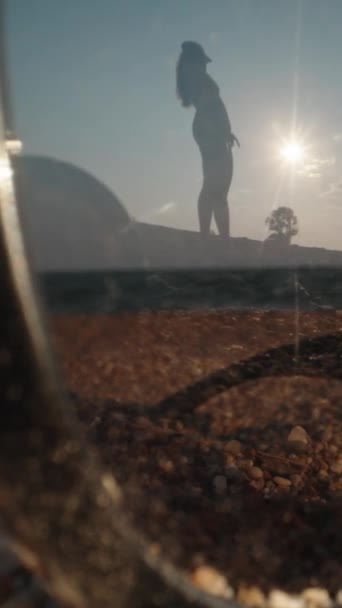 Sonnenbrillen Liegen Sand Vor Dem Hintergrund Des Meeres Die Junge — Stockvideo