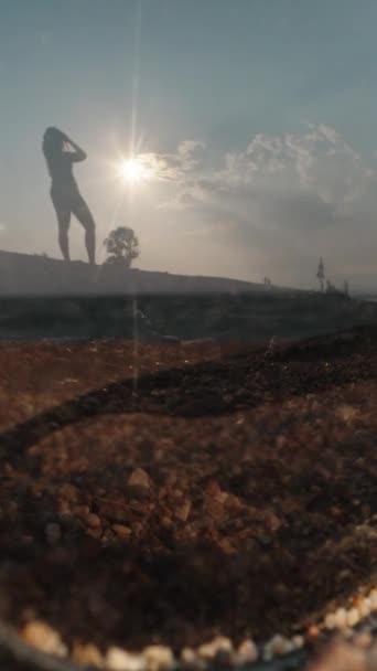 Een Zonnebril Ligt Het Zand Tegen Achtergrond Van Zee Jonge — Stockvideo