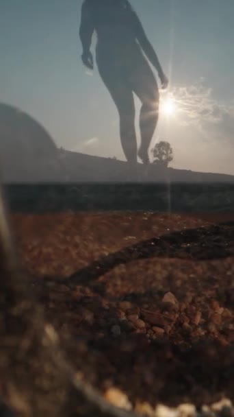 Solglasögon Ligger Sanden Mot Bakgrunden Havet Den Unga Kvinnan Kommer — Stockvideo