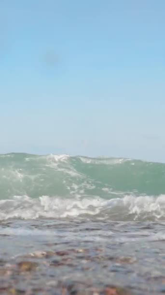 Kamera Bir Deniz Dalgası Tarafından Korunuyor Altında Taşlar Kumlar Yaklaşın — Stok video
