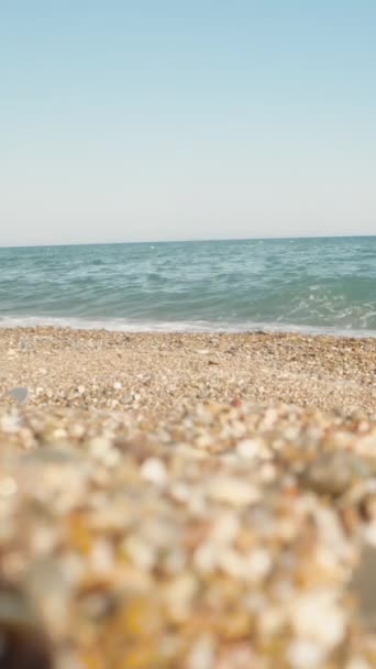 Gekromde Fles Liggend Het Strand Zee Achtergrond Vuilnis Aan Kust — Stockvideo