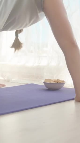 Overgewicht Jonge Vrouw Doet Fitness Een Paarse Mat Duwt Pakt — Stockvideo