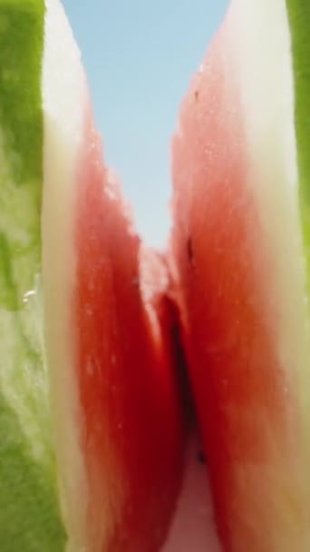 Die Wassermelone Wird Halbiert Und Die Kamera Rollt Hinein Gegen — Stockvideo